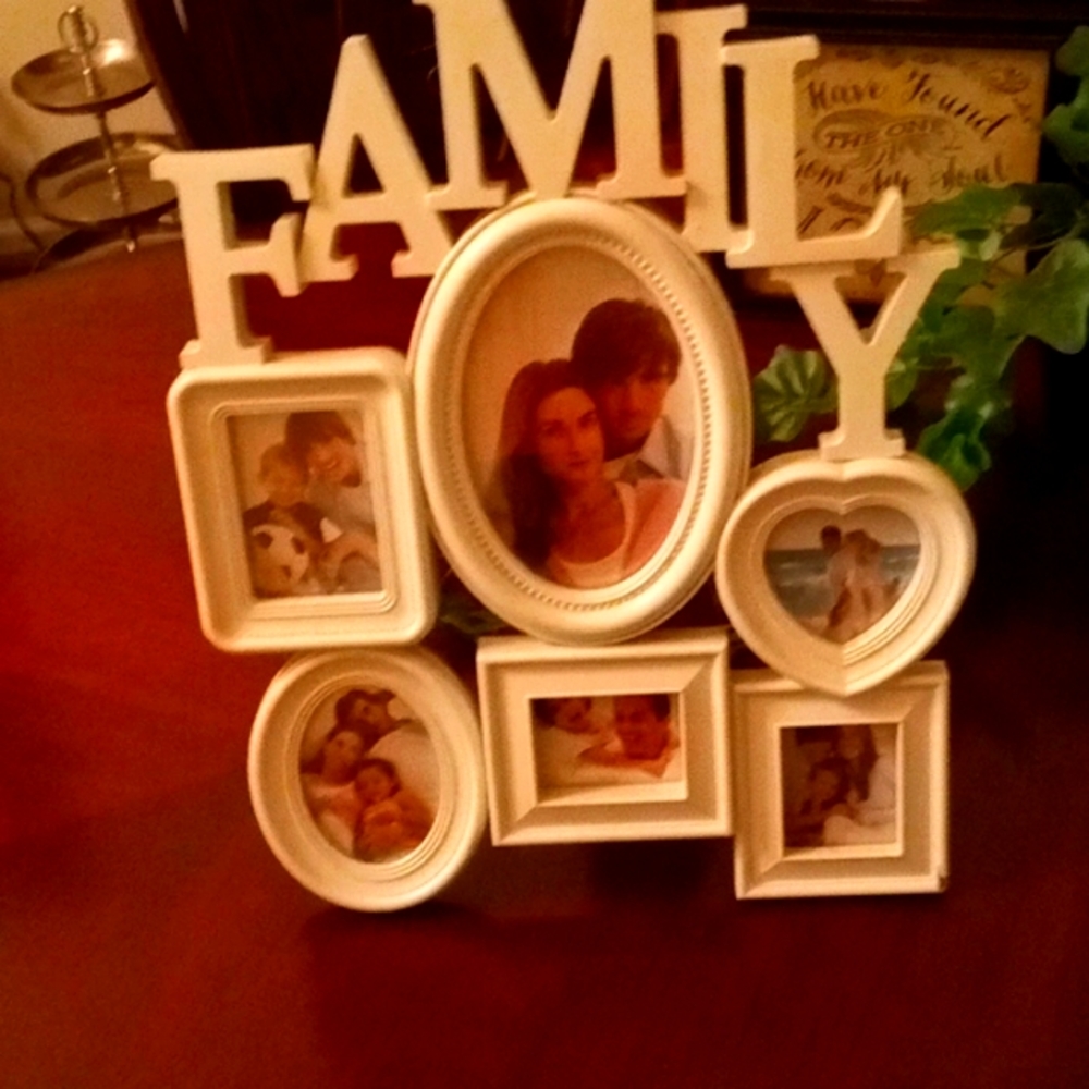 Family Pictures Stand